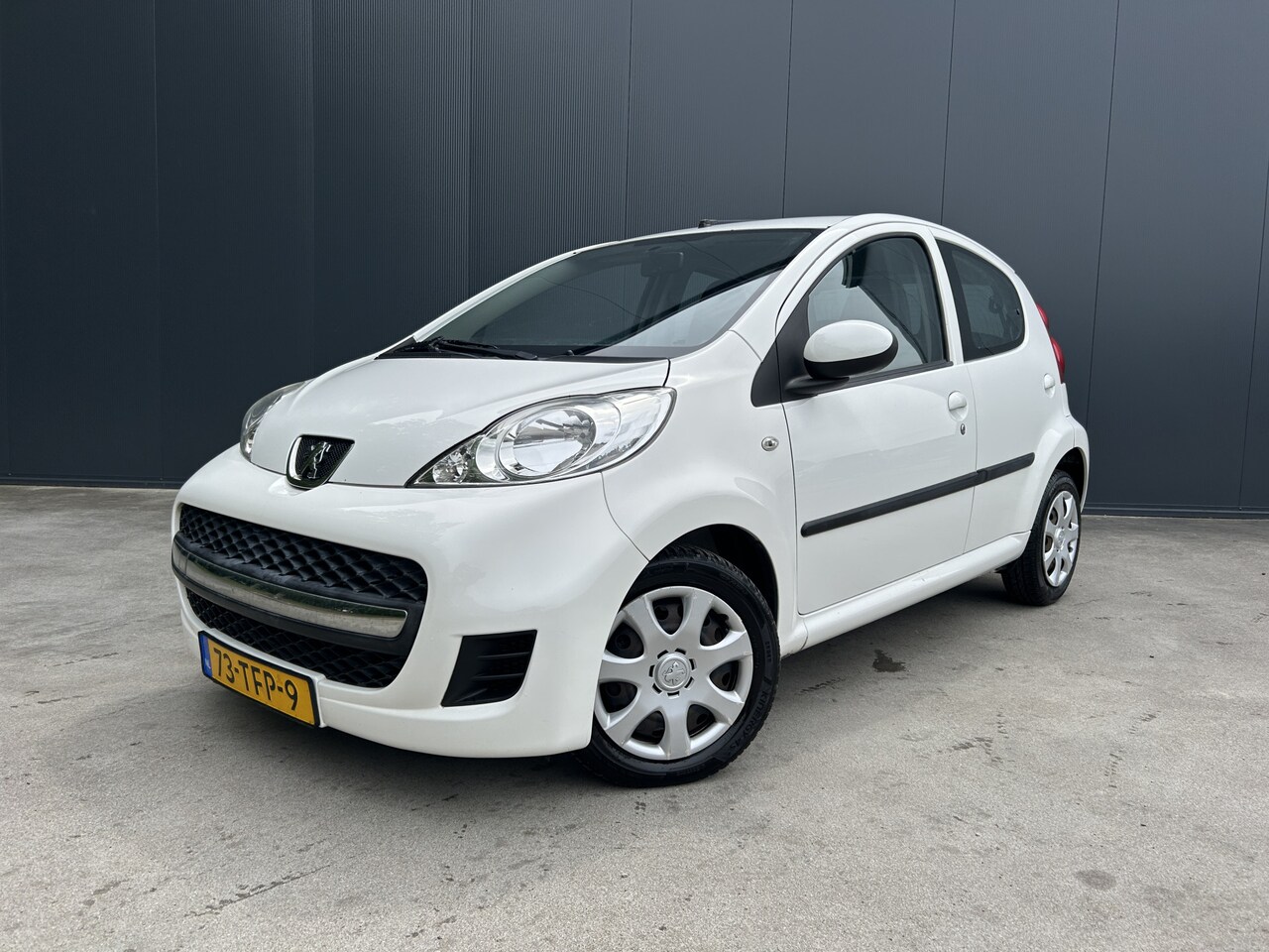 Peugeot 107 - 1.0-12V XS AIRCO ELEC PAKKET 5 DEURS NL AUTO - AutoWereld.nl
