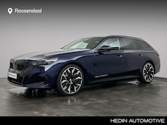 BMW 5-serie Touring - 530e M Sport Edition | Driving Assistant Plus | Trekhaak | Panoramadak | Stoelventilatie |