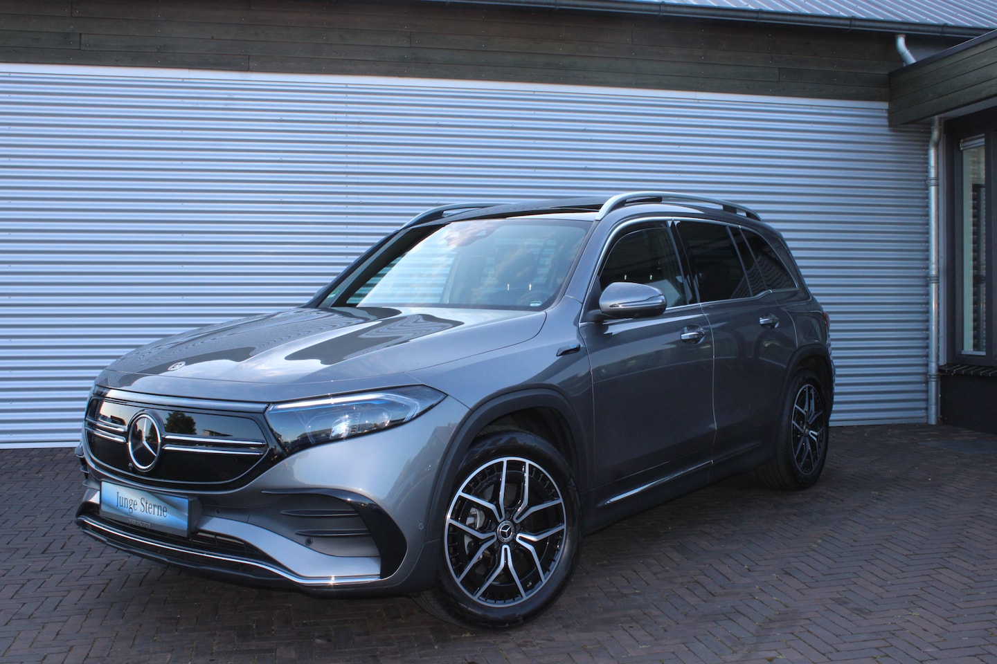 Mercedes-Benz EQB - 300 4MATIC AMG Line 67 kWh PANORAMADAK - AutoWereld.nl