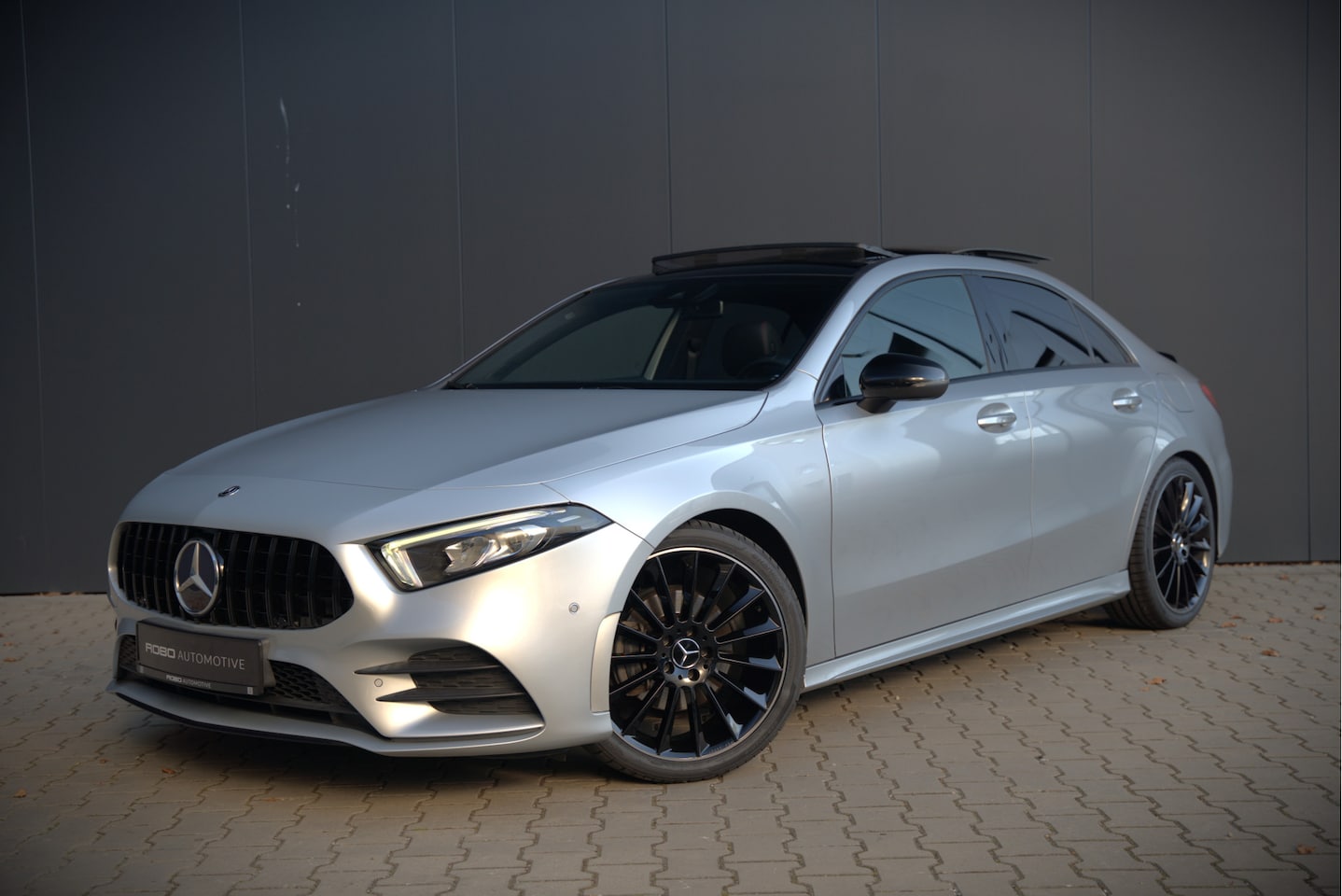 Mercedes-Benz A-klasse - 180 Business Solution AMG | Panoramadak | Stoelverwarming | Camera | Navigatie | Apple Car - AutoWereld.nl