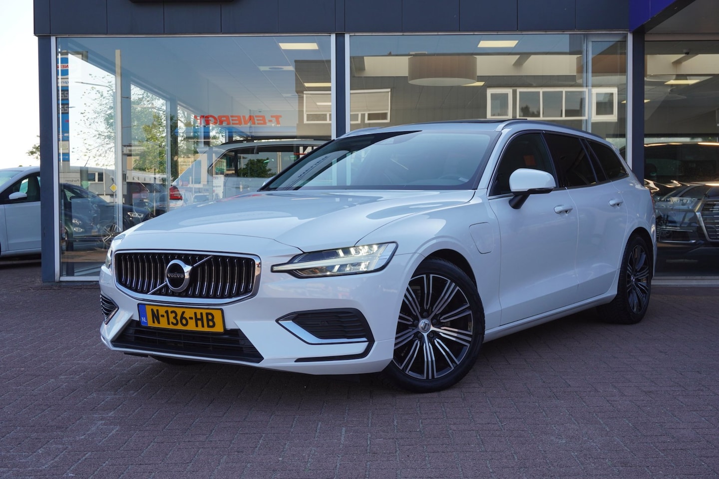 Volvo V60 - 2.0 T6 Recharge AWD Inscription Automaat | Panodak | Vol opties | CarPlay | Inruil mogelij - AutoWereld.nl