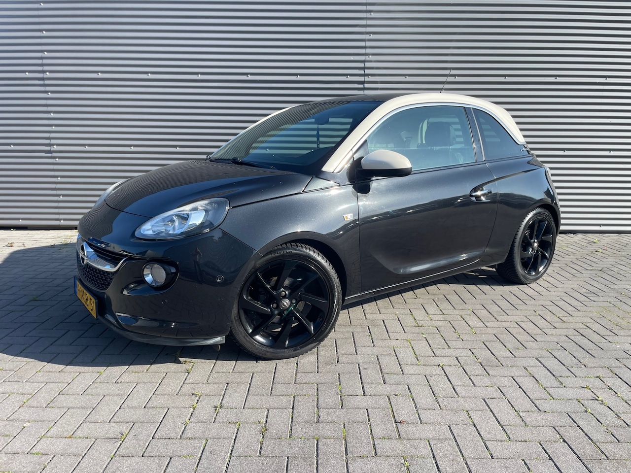 Opel ADAM - 1.4 black & white met panoramadak - AutoWereld.nl