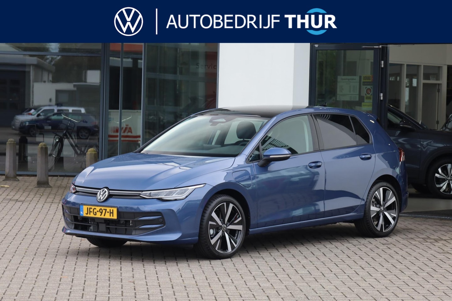 Volkswagen Golf - 1.5 eHybrid Life Edition Navigatie, Wegklapbare trekhaak, panoramadak, 18" LMV, achteruitr - AutoWereld.nl