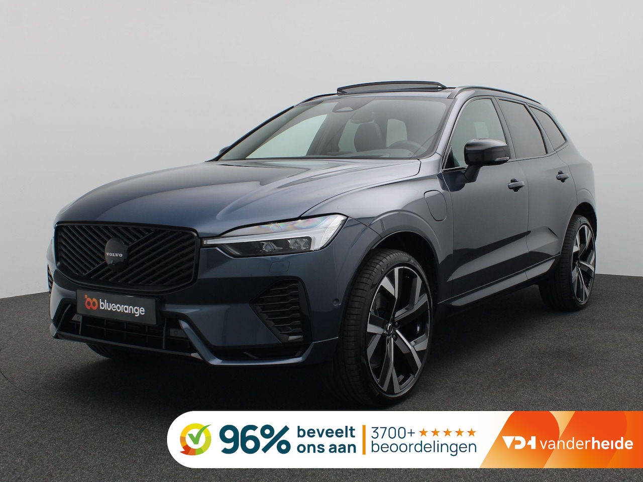 Volvo XC60 - 2.0 T6 Plug-in hybrid AWD Plus Black Edition 350PK Panoramadak, Trekhaak, 22" LM Velgen, H - AutoWereld.nl