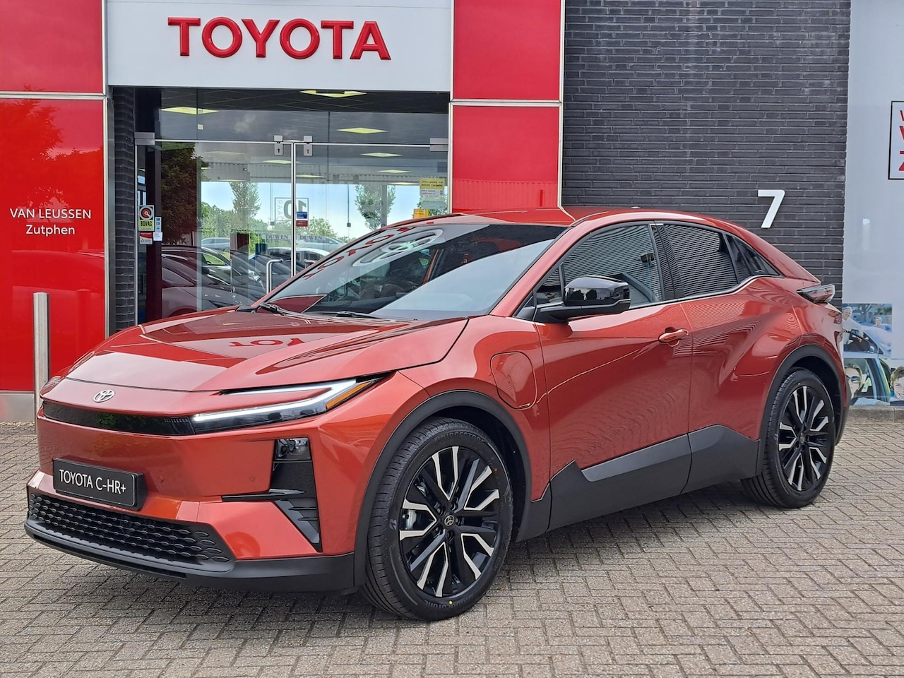 Toyota C-HR - First Edition 77 kWh NIEUW DIRECT LEVERBAAR STOEL/STUUR VERWARMING AD-CRUISE CONTROL ELEK. - AutoWereld.nl