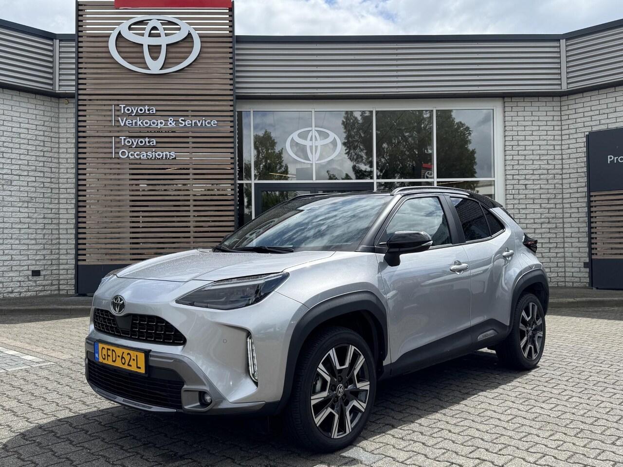 Toyota Yaris Cross - HYBRID 130 LAUNCH EDITION STOEL/STUURVERW PARK-SENSOREN BLIND-SPOT HEAD-UP EL-KOFFERKLEP S - AutoWereld.nl
