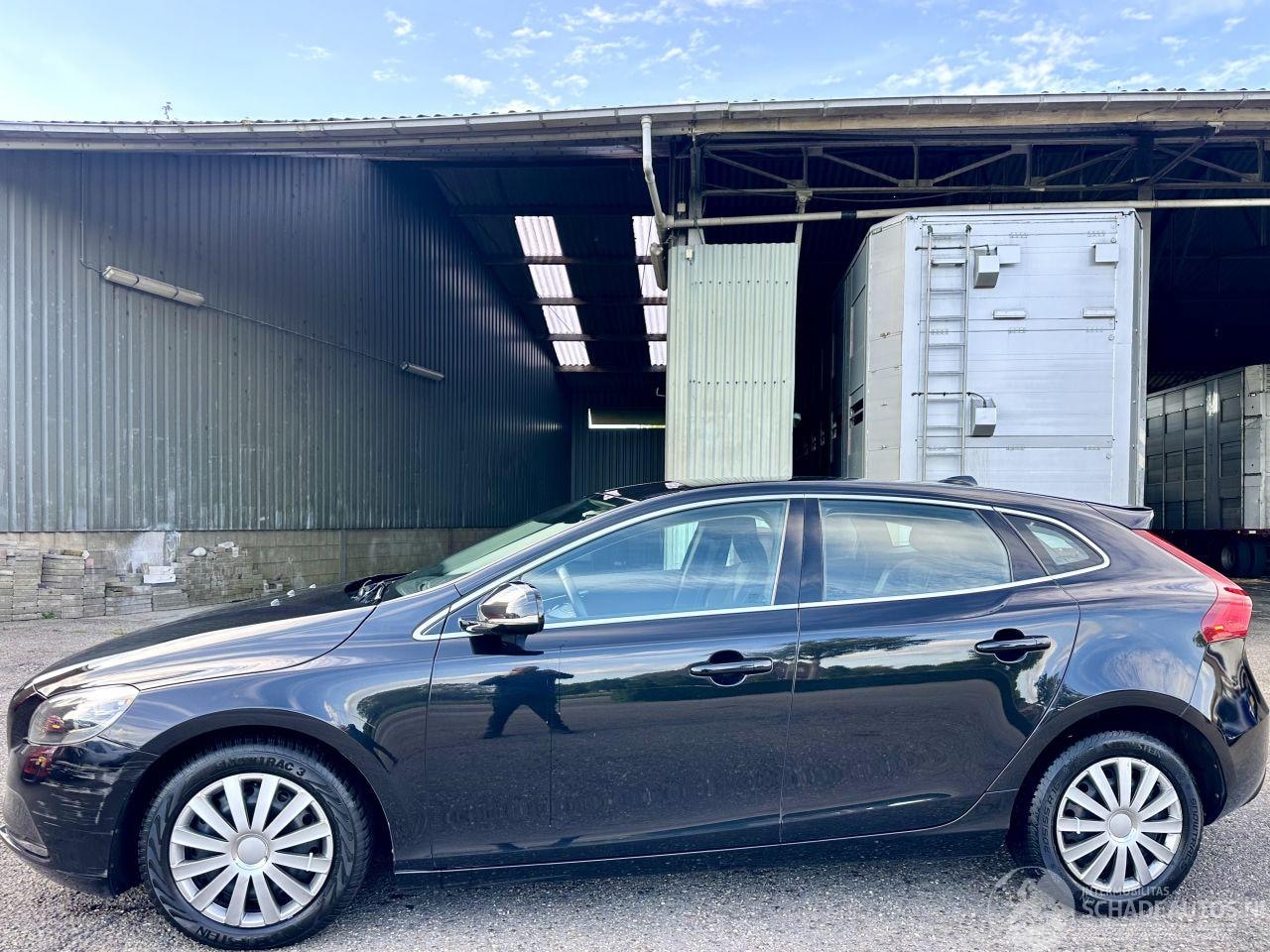 Volvo V40 - V-40 1.6 T4 179pk automaat Summum - xenon - navi - camera - keyless - front + line + side - AutoWereld.nl