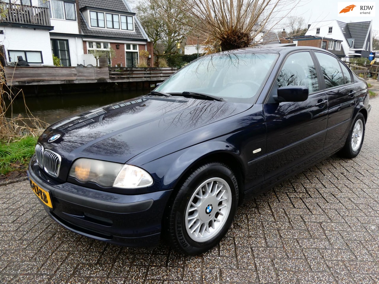 BMW 3-serie - 323i Executive 170pk Automaat Clima Leder Schuifdak - AutoWereld.nl