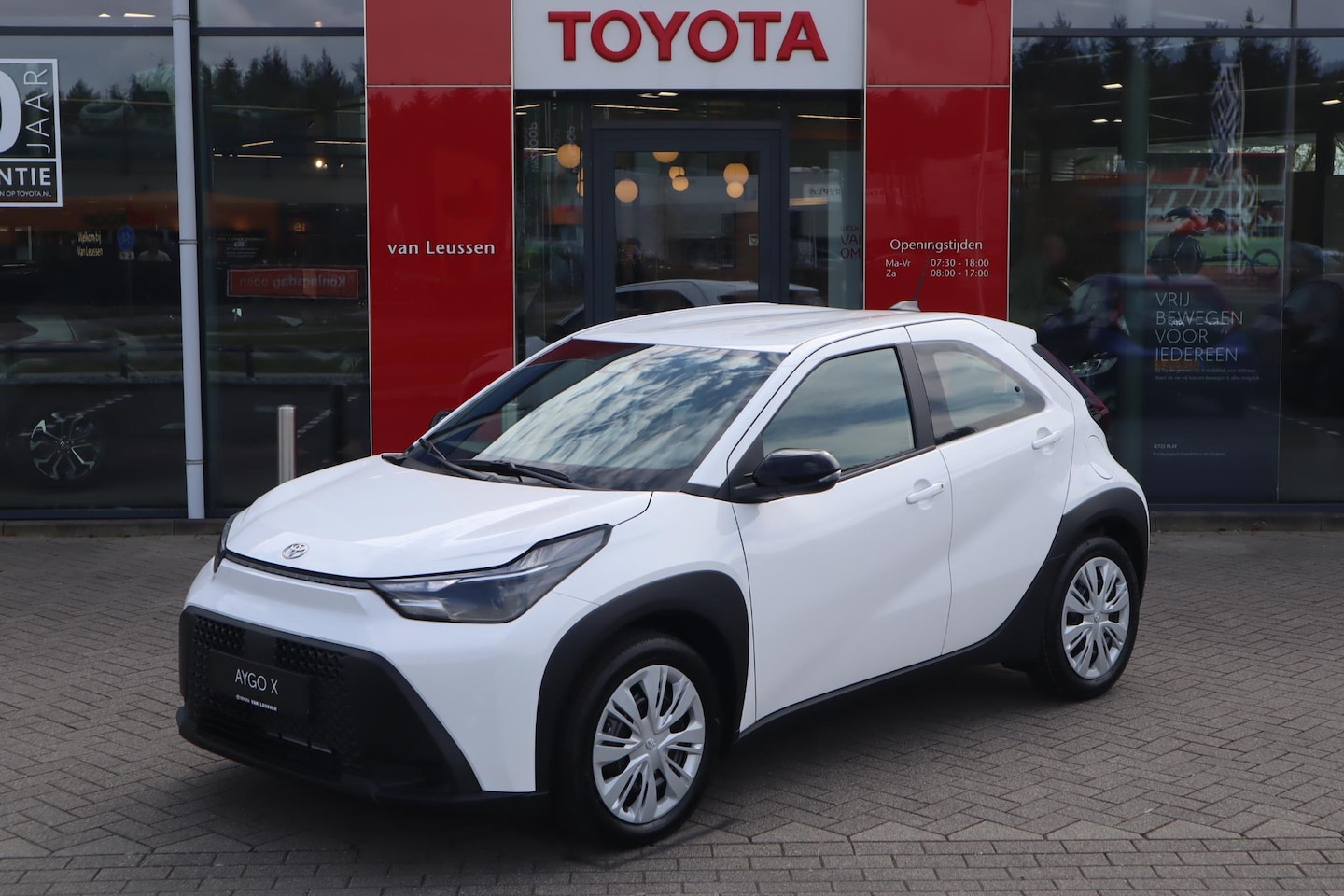 Toyota Aygo X - HYBRID 115 PLAY NIEUW DIRECT LEVERBAAR! CLIMA AD-CRUISE CAMERA APPLE/ANDROID EL-RAMEN/SPIE - AutoWereld.nl