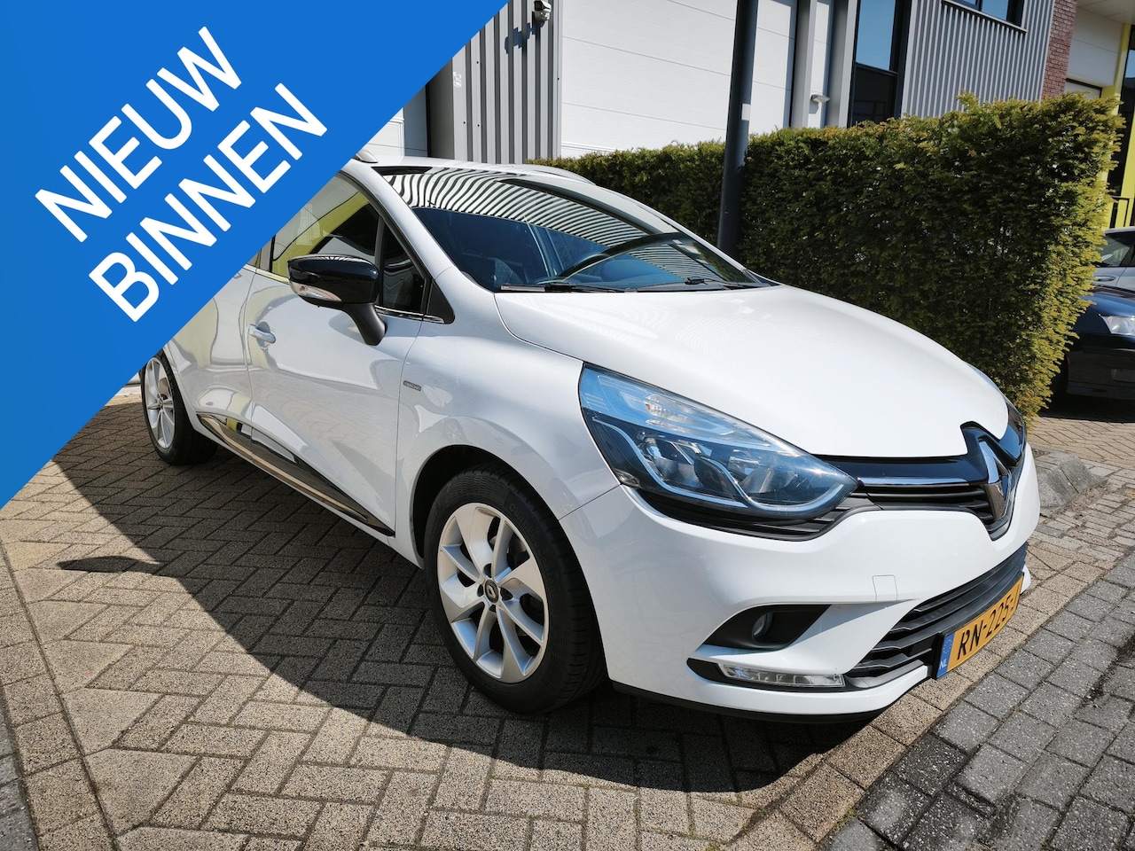 Renault Clio Estate - 0.9 TCe Limited Cruise-Control Airco Navigatie Bluetooth Trekhaak Parkeer-Sensoren - AutoWereld.nl