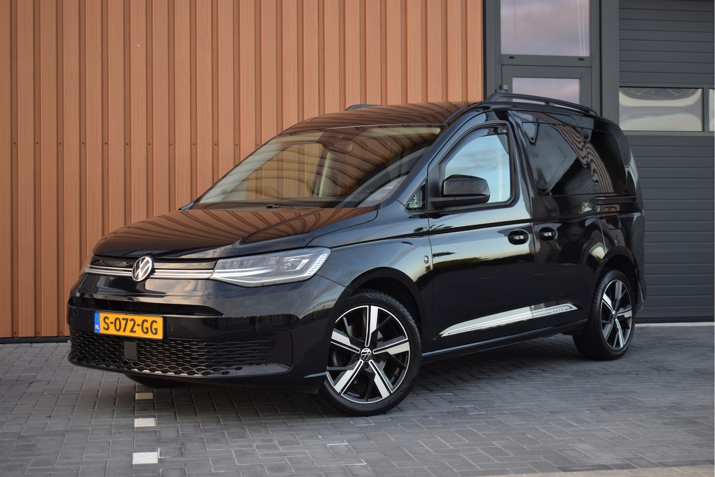 Volkswagen Caddy - 1.5 TSI DSG Move Pano | Trekhaak | Camera | ACC | LED | 18" - AutoWereld.nl