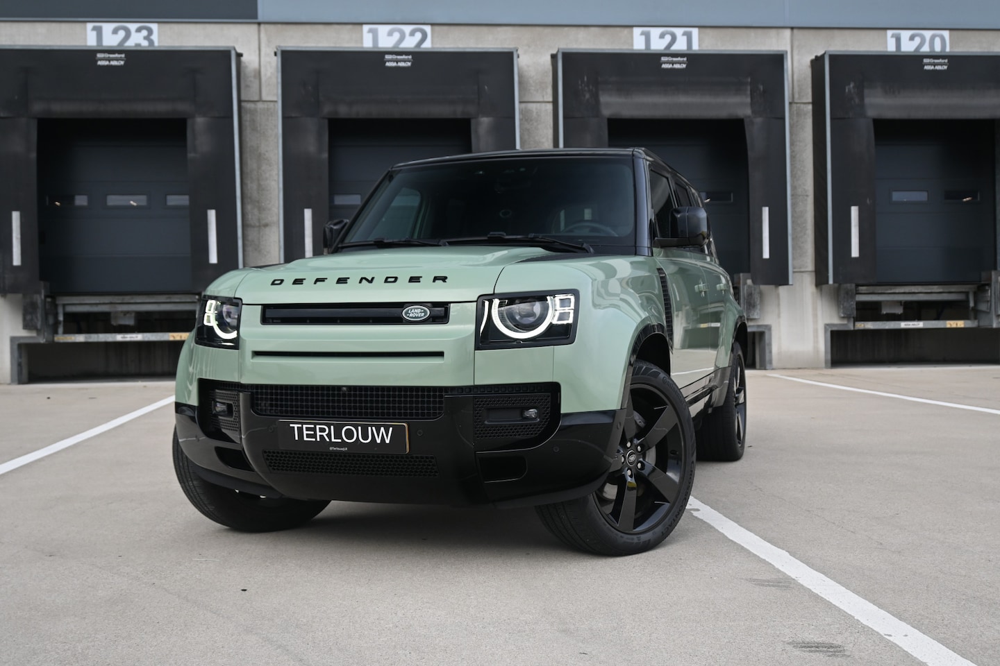 Land Rover Defender 110 - 2.0 P400e 110 75 Edition AWD | € 1.083 per maand* - AutoWereld.nl
