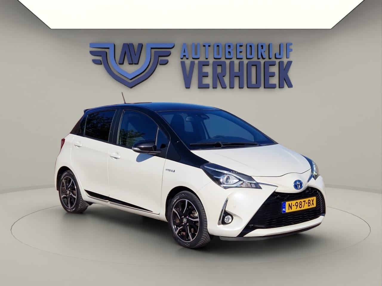 Toyota Yaris - 1.5 Hybrid Bi-Tone Camera - Navi - Keyless - AutoWereld.nl