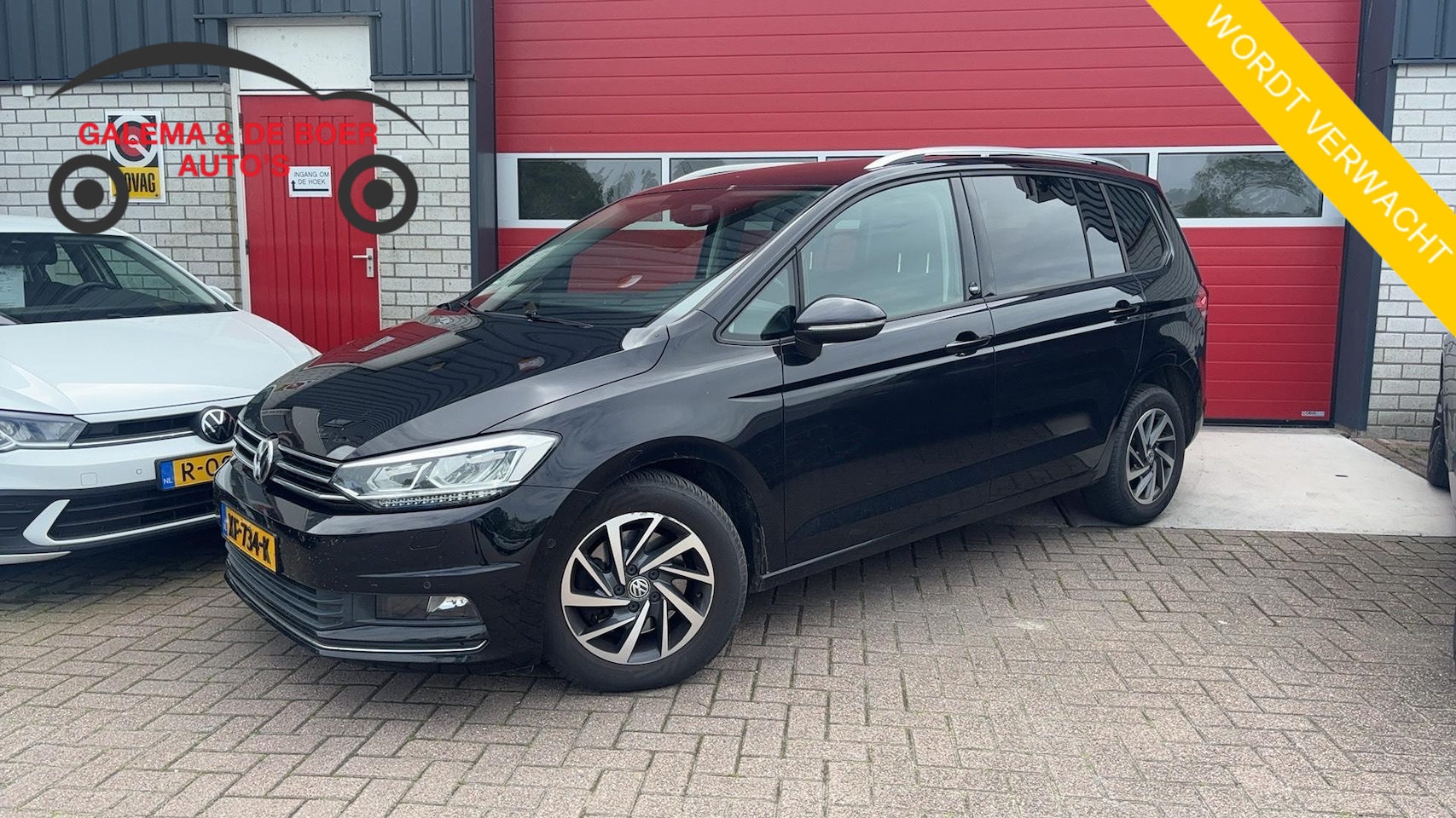 Volkswagen Touran - 1.4 TSI Highline Business R 7p AUTOMAAT / FULL LED / TREKHAAK / CARPLAY / STOELVERW / NAVI - AutoWereld.nl