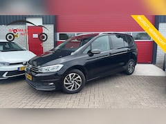 Volkswagen Touran - 1.4 TSI Highline Business R 7p AUTOMAAT / FULL LED / TREKHAAK / CARPLAY / STOELVERW / NAVI