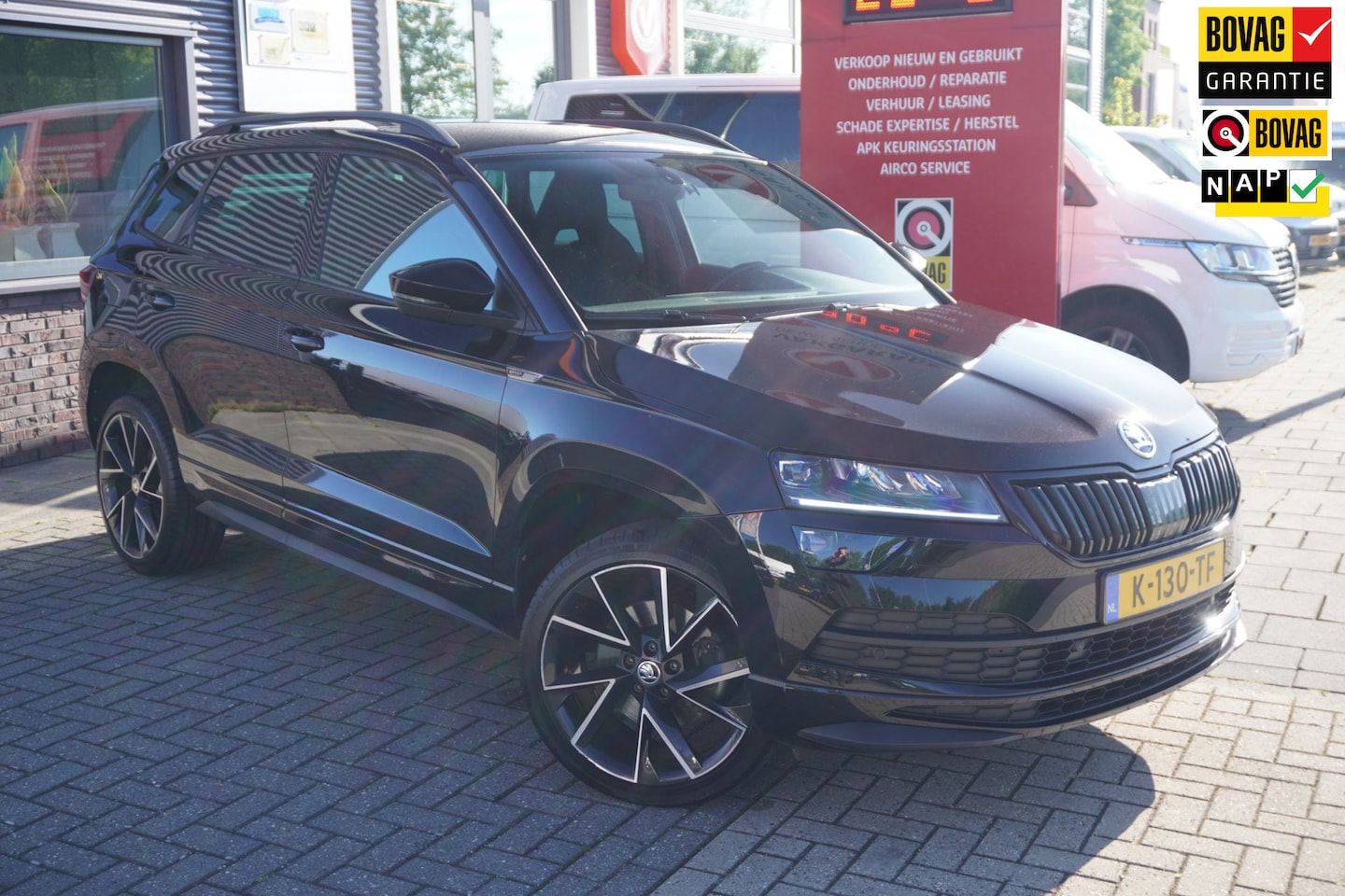 Skoda Karoq - 1.5 TSI ACT Sportline Business / Stoel en stuurverwarming / Cruise / Carplay / Camera - AutoWereld.nl