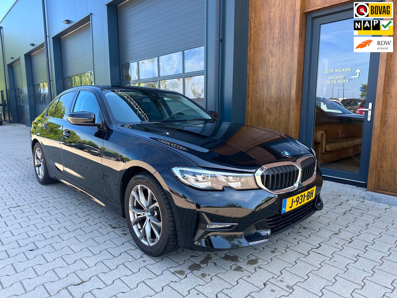 BMW 3-serie - 320i Executive Edition l trekhaak l pdc l - AutoWereld.nl