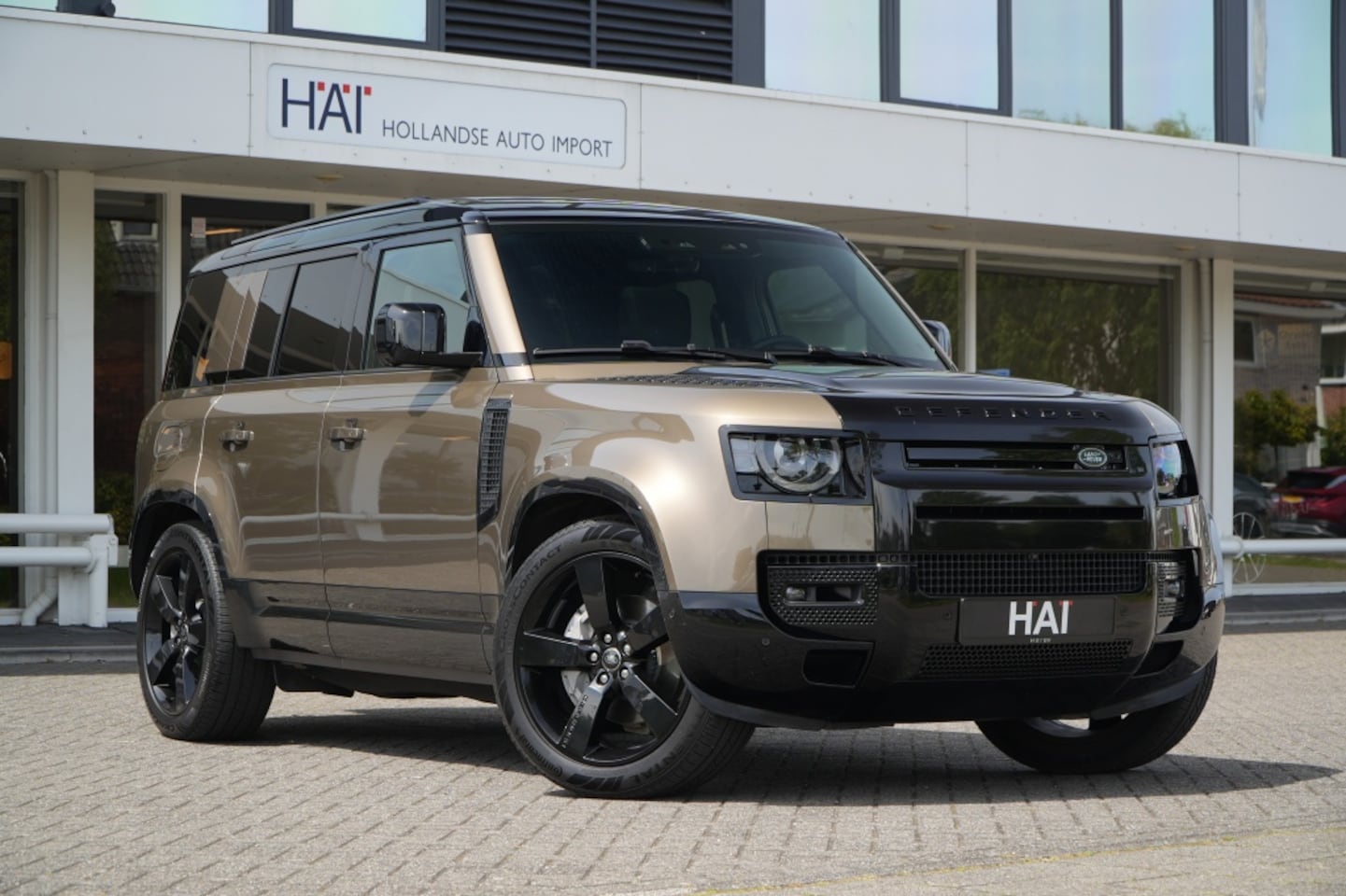 Land Rover Defender 110 - 2.0 P300e X-Dynamic HSE I Pano I 22 Inch I Head-up I - AutoWereld.nl