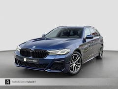 BMW 5-serie Touring - 530e xDrive M-Sport | Trekhaak | 360 | Elektrische stoelen | Shadow Line | Sfeerverlichtin