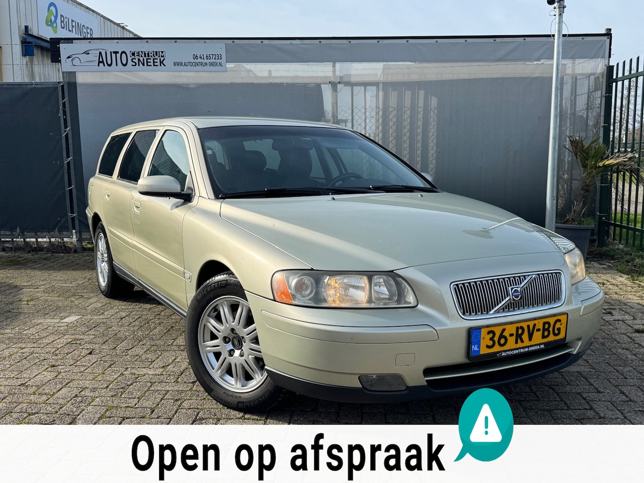 Volvo V70 - 2.4 Momentum AUT - Airco - Cruise - Leder - APK 01-27 - AutoWereld.nl