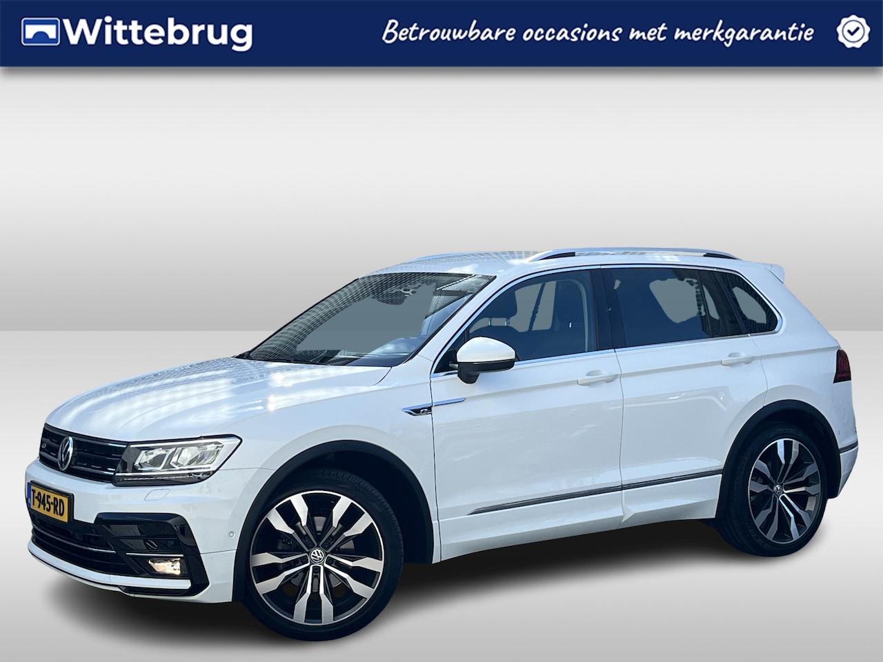 Volkswagen Tiguan - 1.5 TSI R-Line Business+ / Digitaal dashboard / Navigatie / App connect / Zwenkbare trekha - AutoWereld.nl
