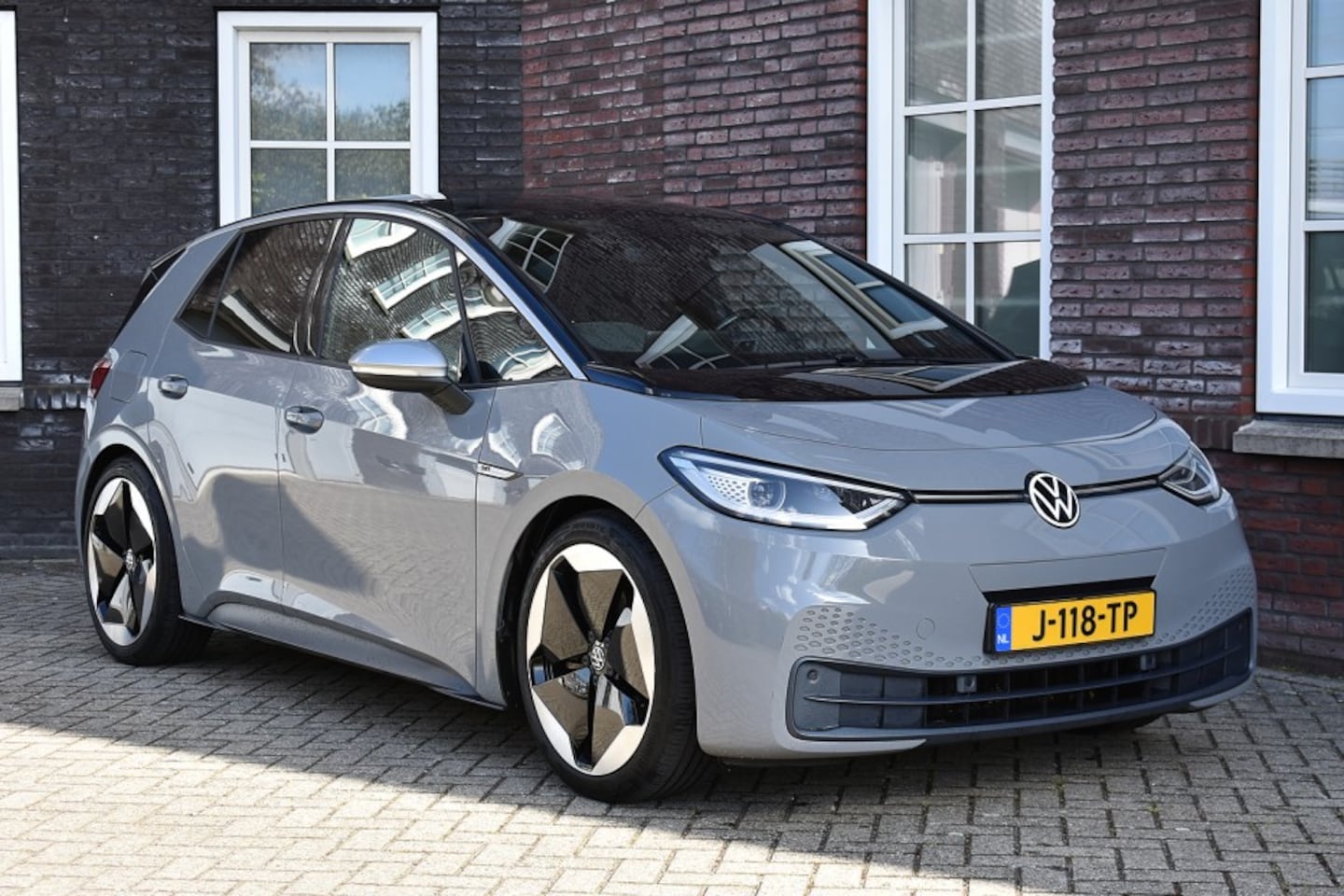 Volkswagen ID.3 - First Plus 58 kWh SOH 85% Wij zijn op afspraak geopend! Graag bellen voor uw komst. - AutoWereld.nl