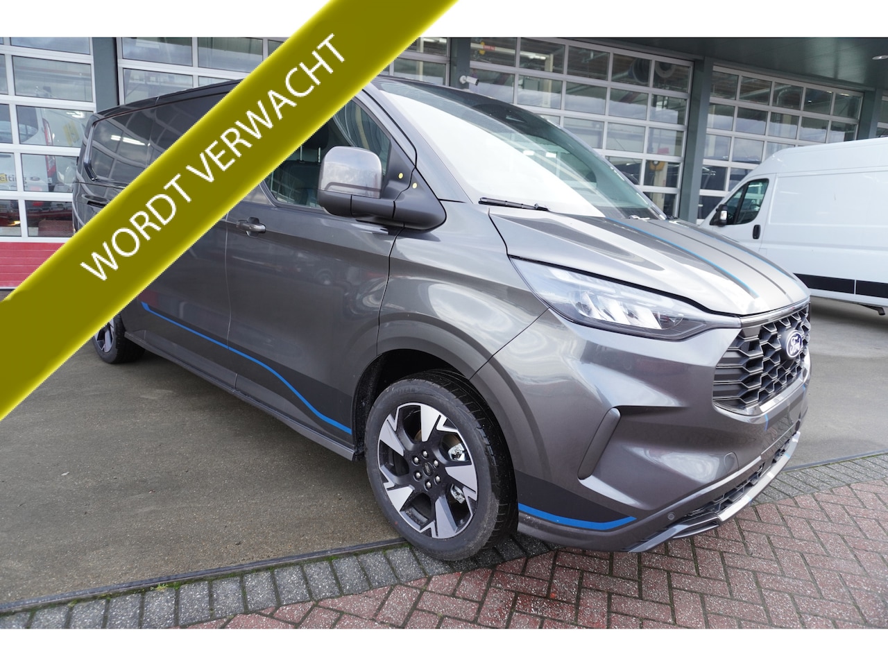 Ford E-Transit Cust. - L2H1 Sport 218PK Automaat Schuifdeur links en rechts Airco | adap.cruise | Navi | 360 came - AutoWereld.nl