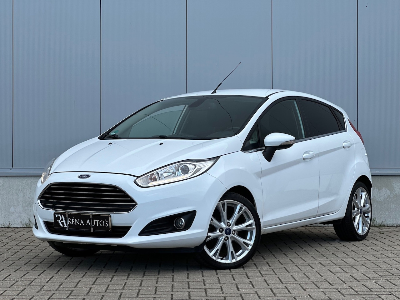Ford Fiesta - 1.0 Titanium |Distri VV | Stoelverw | LED | Nwe Apk - AutoWereld.nl