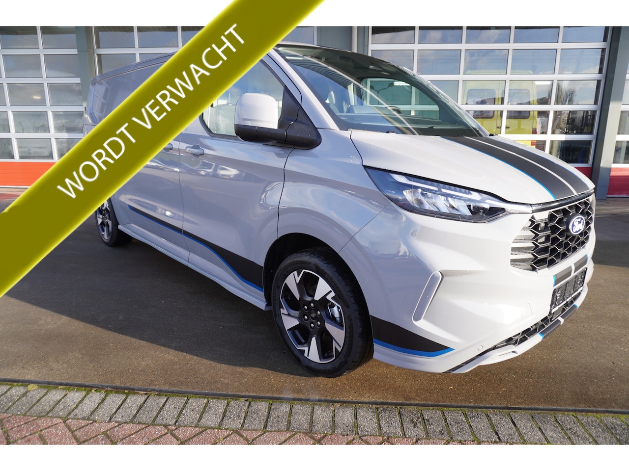 Ford E-Transit Cust. - L2H1 Sport 218PK Automaat Schuifdeur links en rechts Airco | adap.cruise | Navi | 360 came - AutoWereld.nl