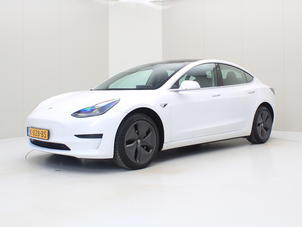 Tesla Model 3 - Standard RWD Plus 89% SoH [ LFP ACCU+AUTOPILOT+60 kWh+PREMIUM AUDIO ] - AutoWereld.nl