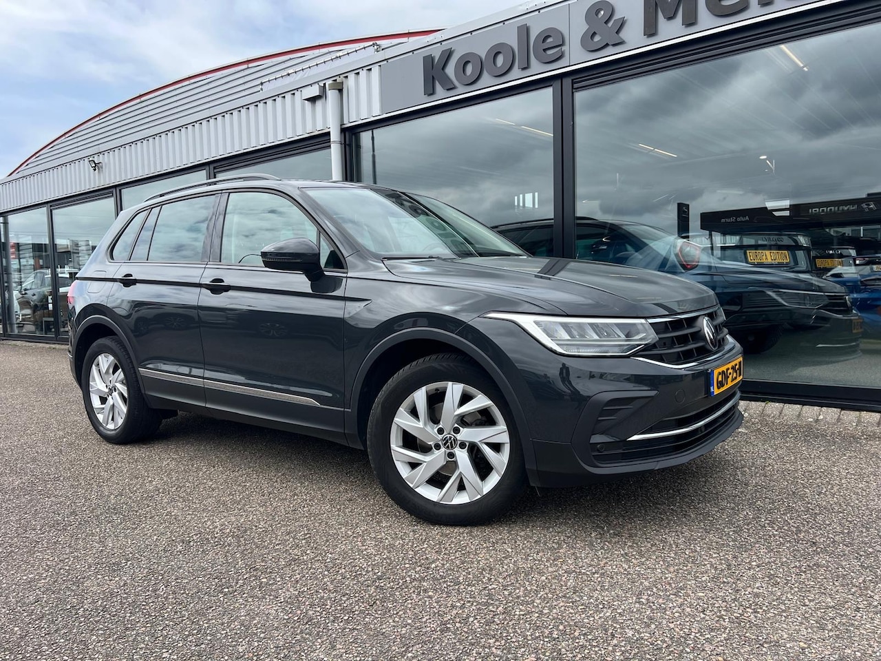 Volkswagen Tiguan - 1.5 TSI 150pk DSG Life Elegance , trekhaak , adaptive CC , Carplay - AutoWereld.nl