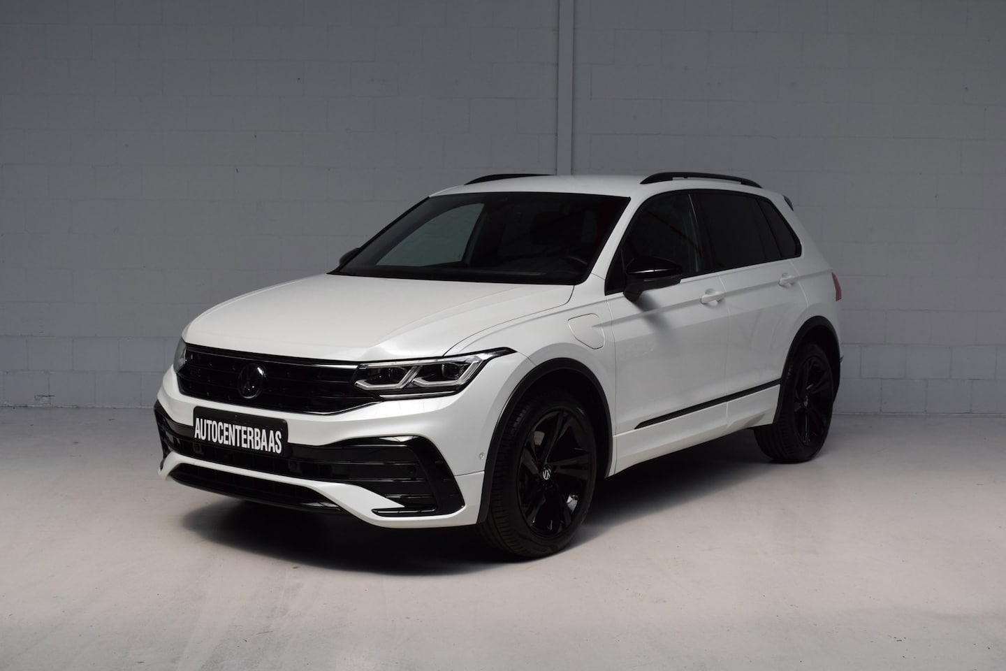 Volkswagen Tiguan - 1.4 TSI eHybrid R-Line SOH / VIRTUAL / CAMERA / IQ-LIGHT / SFEERVERLICHTING / CARPLAY / EL - AutoWereld.nl