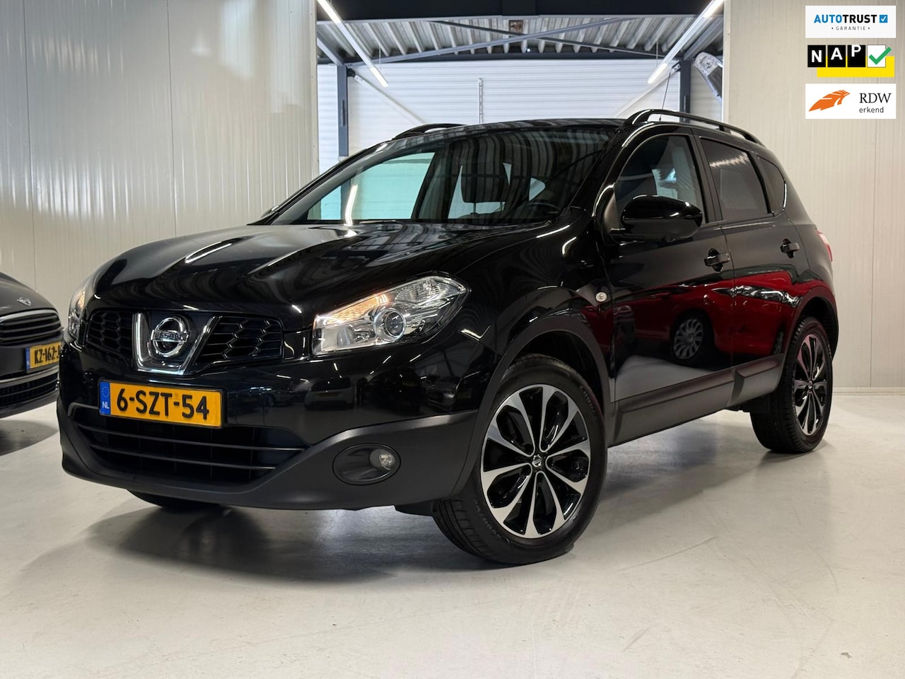Nissan Qashqai - 1.6 117PK 360.Cam|Pano|Navi|Trekhaak!! - AutoWereld.nl