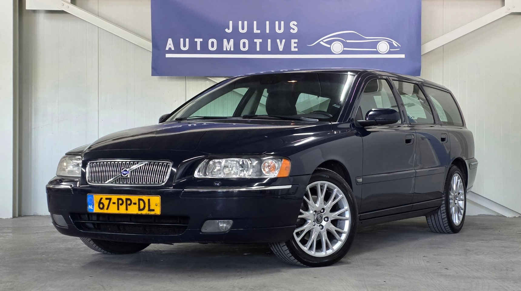 Volvo V70 - 2.4 Summum 2e Eigenaar Trekhaak Xenon Leer Nieuwe APK! - AutoWereld.nl