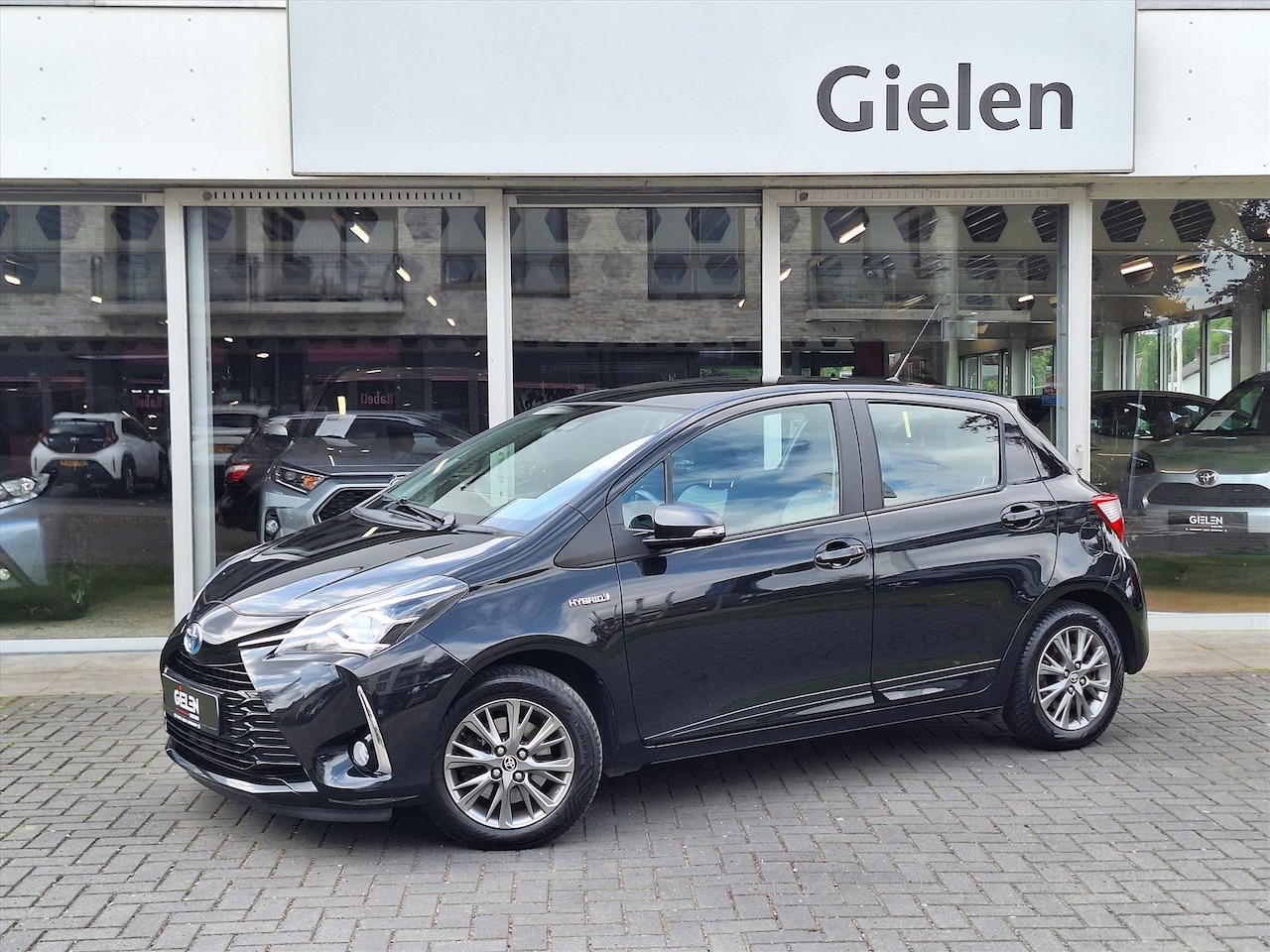Toyota Yaris - 1.5 Hybrid Design | Navigatie, Cruise control, Lichtmetalen velgen, Parkeercamera, Safety - AutoWereld.nl