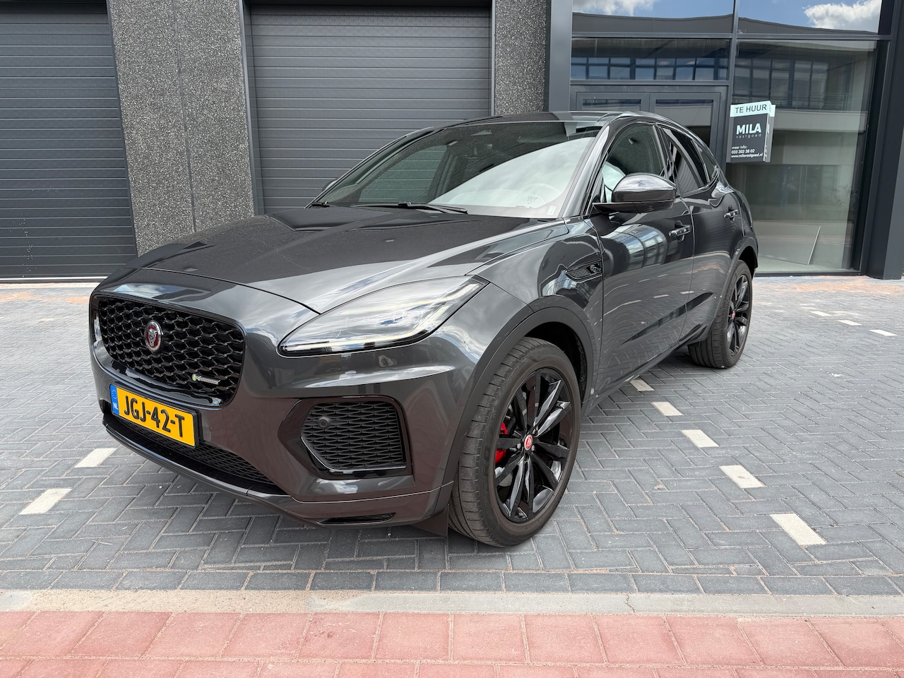 Jaguar E-Pace - 2.0 P300e AWD R-Dynamic HSE Pano | Elek. Trekhaak | Meridian - AutoWereld.nl