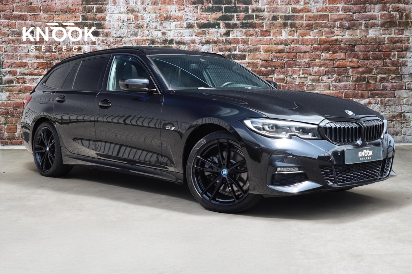 BMW 3-serie Touring - 320e xDrive High Executive M Sport Pakket Automaat / Live Cockpit Professional / Adaptief - AutoWereld.nl
