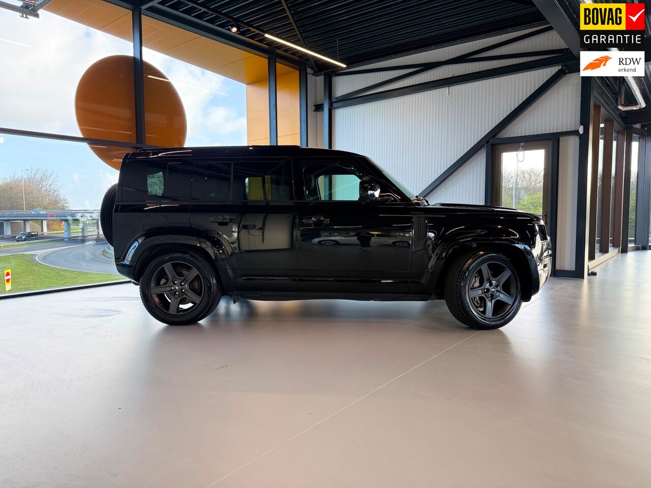 Land Rover Defender 110 - 2.0 P300e 110 X-Dynamic SE 2.0 P300e 110 X-Dynamic SE - AutoWereld.nl