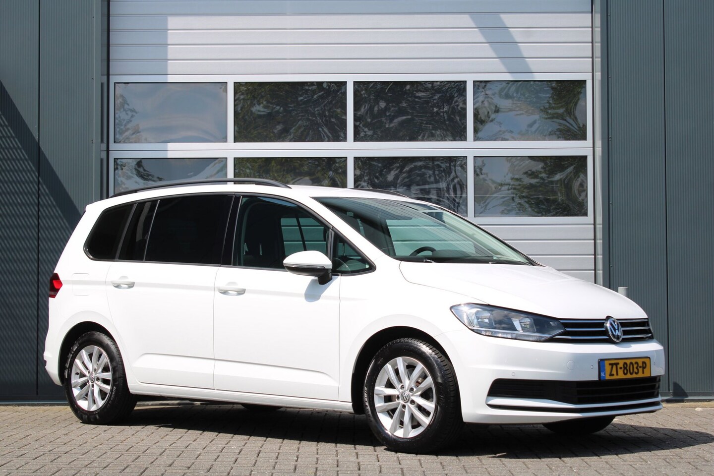 Volkswagen Touran - 1.4 TSI Comfortline 150pk DSG Airco/Cruise/Bluetooth/PDCv+a/RadioCD.AUX.USB/Elek.Ramen/16" - AutoWereld.nl