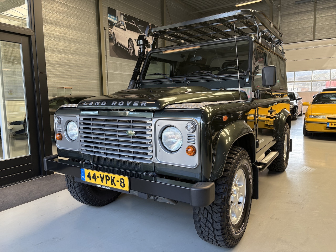 Land Rover Defender - 2.4 TD HT 90" SE Trekhaak, Marge, Grijs kenteken - AutoWereld.nl