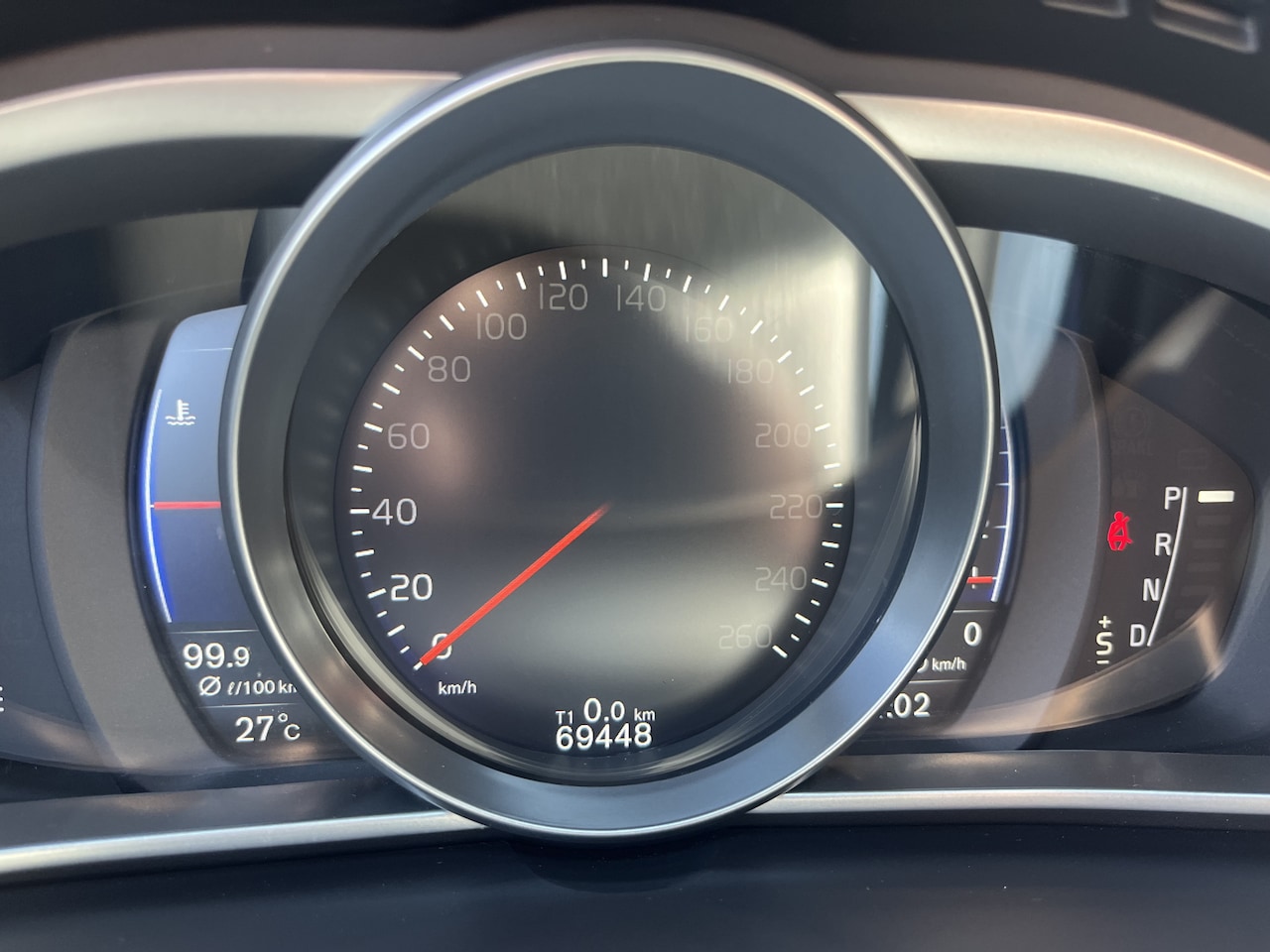 Volvo V40 - 1.5 T3 Polar+ R-Design Sport Pano Navi Trekhaak Automaat - AutoWereld.nl