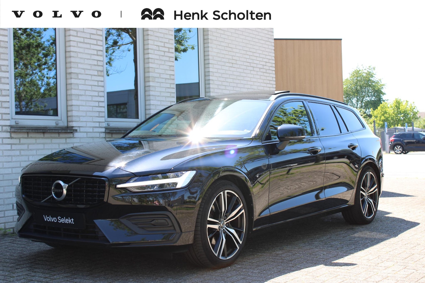Volvo V60 - B3 Momentum Advantage | Verwarmbare voorstoelen en stuurwiel | Achteruitrijcamera | Apple - AutoWereld.nl