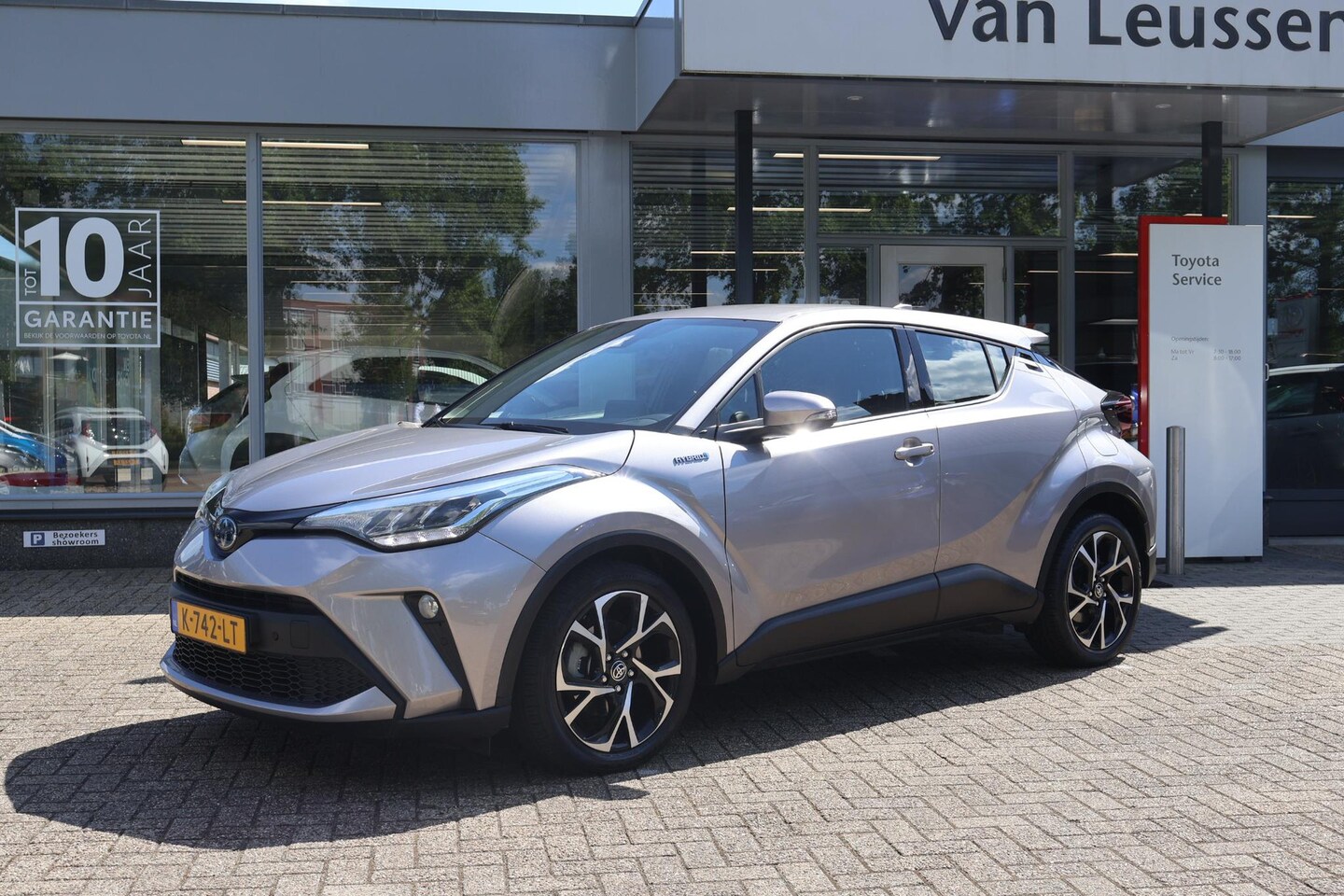 Toyota C-HR - 1.8 Hybrid DYNAMIC NAVI NL-AUTO 18' LM-VELGEN KEYLESS AD-CRUISE APPLE/ANDROID CAMERA BLUET - AutoWereld.nl