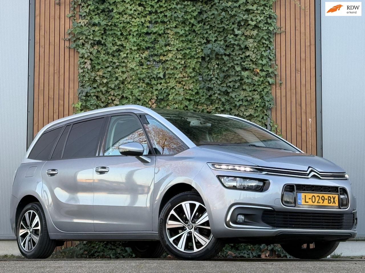 Citroën Grand C4 Picasso - 1.2 PureTech Shine|7P|TREKHAAK|NIEUW. DISTR. RIEM|PANO|CAMERA - AutoWereld.nl