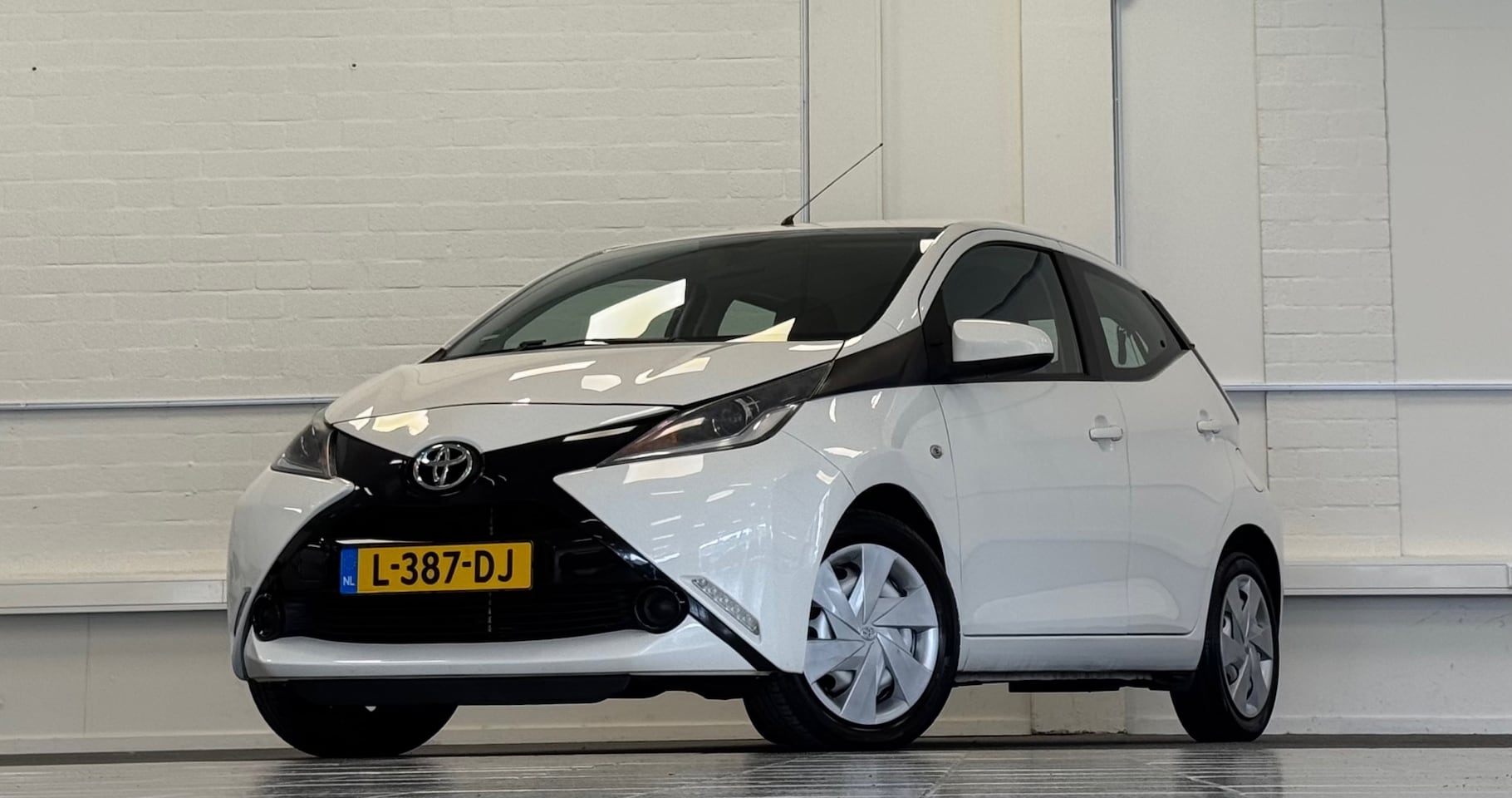 Toyota Aygo - 1.0 VVT-i x-play Automaat Camera Navi Nieuwe APK Mooi! - AutoWereld.nl