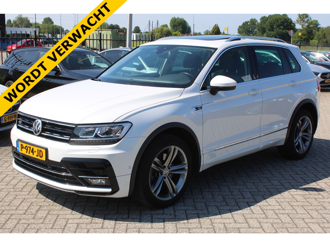 Volkswagen Tiguan - 2.0 TSI 4Motion Highline R-Line PANORAMADAK VIRTUAL ACC TREKHAAK - AutoWereld.nl