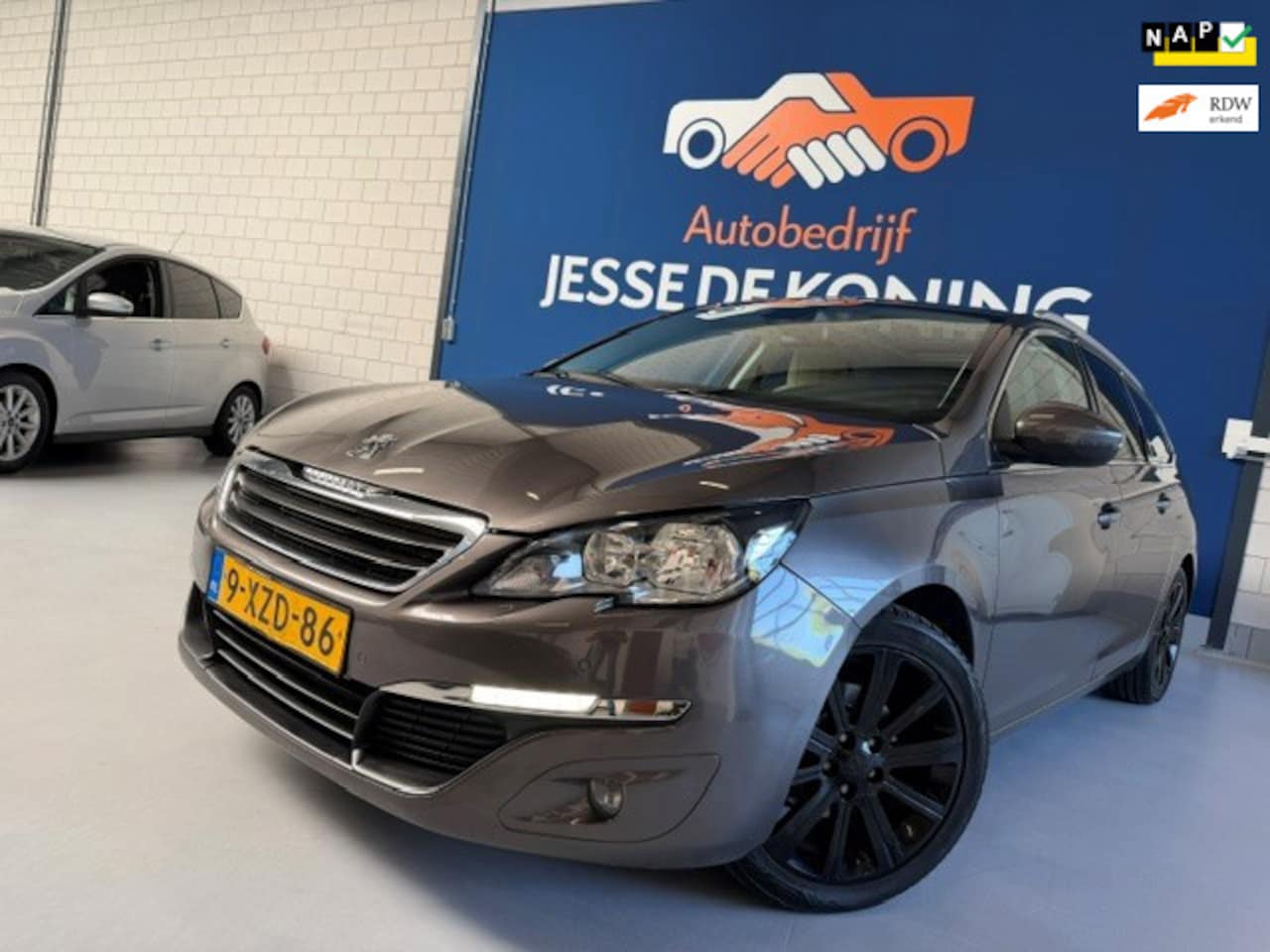 Peugeot 308 SW - 1.2 e-THP Blue Lease Executive Automaat/ panoramadak/leder/navigatie/trekhaak/ etc/APK 05/ - AutoWereld.nl