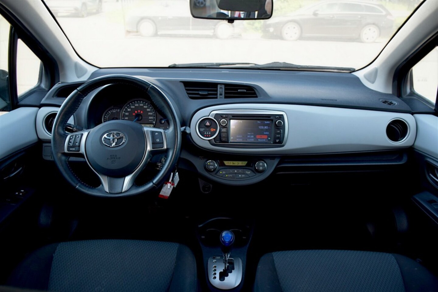 Toyota Yaris - 1.5 Full Hybrid Aspiration 1.5 Full Hybrid Aspiration, Afneembare trekhaak, Fullmap navigatie, Automaat