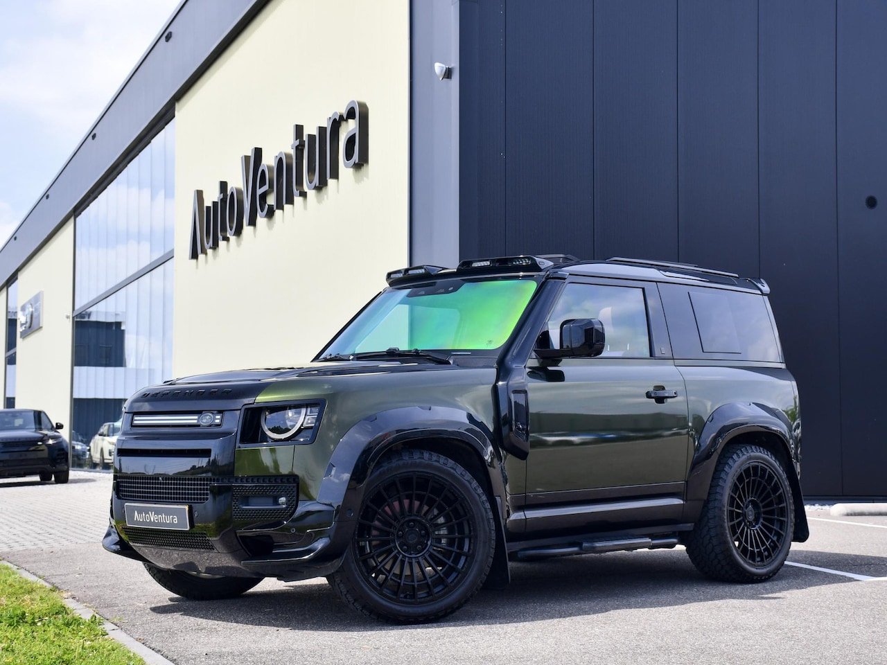 Land Rover Defender 90 - 3.0 D200 MHEV S l URBAN l Torque vectoring l Carbon l Jumpseat l Trekhaak l Grijs Kenteken - AutoWereld.nl