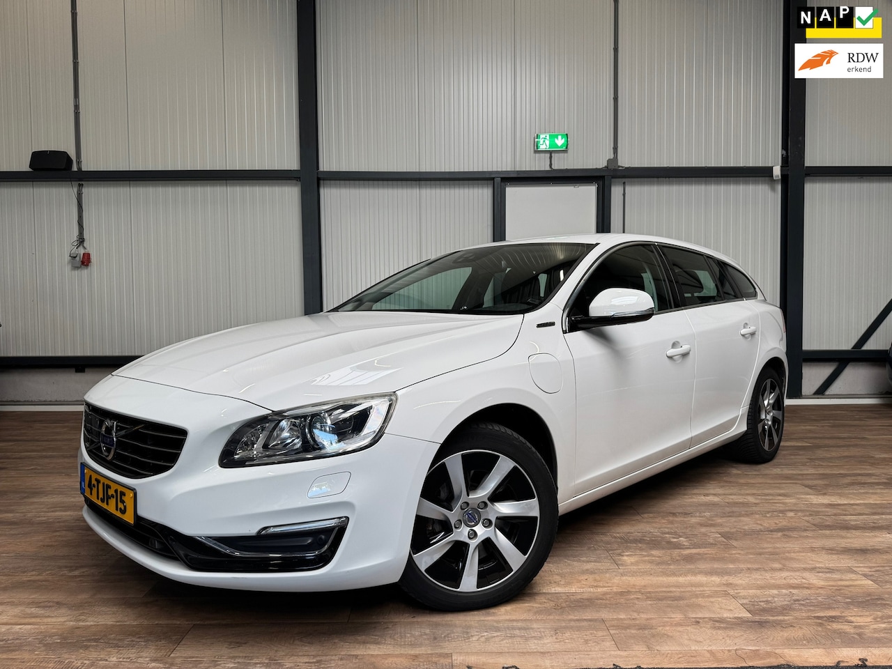 Volvo V60 - 2.4 D6 AWD PHEV SUMMUM / SLECHTS 189DKM - AutoWereld.nl